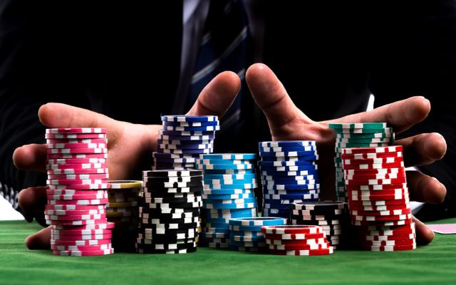 Poker là một trò chơi đơn giản nhưng không kém phần kịch tính